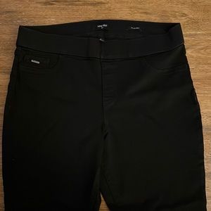 Nine West ladies pull on skinny jeans